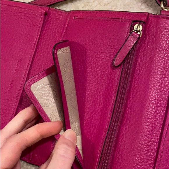 ✨HP✨ EUC Michael Kors wristlet wallet - Picture 5 of 7